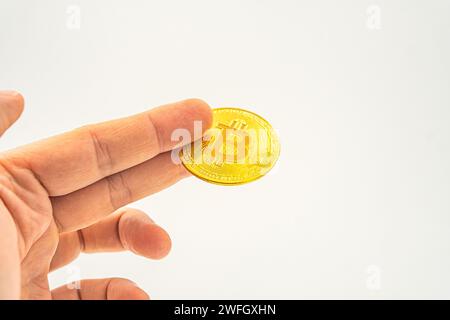 Nahaufnahme der Hand, die Bitcoin-Kryptowährung hält, zukünftige Geschäfte. Neue Technologien und Kryptowährungen sowie Investitionen in Bergbau und Halbierung. H Stockfoto