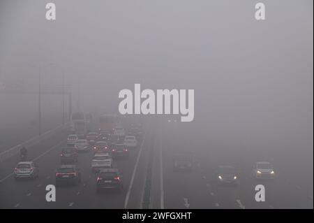 Neu-Delhi, Delhi, Indien. Januar 31, 2024. Der Verkehr passiert am 31. Januar 2024 in Neu-Delhi, Indien, eine Autobahn im dichten Nebel (Foto: © Kabir Jhangiani/ZUMA Press Wire) NUR REDAKTIONELLE VERWENDUNG! Nicht für kommerzielle ZWECKE! Stockfoto