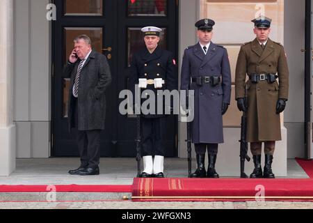 Denmarks Außenminister Lars Lokke Rasmussen telefoniert am Mittwoch, 31. Januar 2024, auf der Treppe des polnischen Präsidentenpalastes Stockfoto