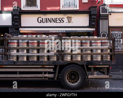 Fässer von Guinness werden an einen Pub in Dublin, Irland, geliefert. Stockfoto