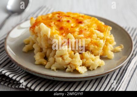 Hausgemachter, gebackener Mac und Käse auf einem Teller, Seitenansicht. Stockfoto
