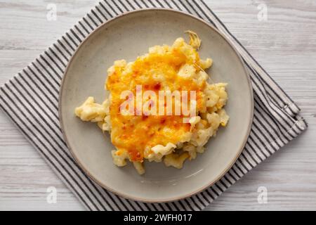 Hausgemachter, gebackener Mac und Käse auf einem Teller, Draufsicht. Stockfoto