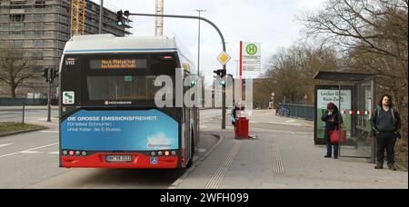 Ein Bus der Hamburger Hochbahn AG steht an der Haltestelle Rübenkamp. Am Freitag treten die Beschäftigen der Hamburger Hochbahn AG in einem Streik, sodass Busse und U-Bahnen des Unternehmens ganztägig ausfallen. Alsterdorf Hamburg *** Ein Bus der Hamburger Hochbahn AG steht am Freitag an der Haltestelle Rübenkamp, die Mitarbeiter der Hamburger Hochbahn AG streiken, so dass die Busse und U-Bahn des Unternehmens ganztägig ausfallen Stockfoto