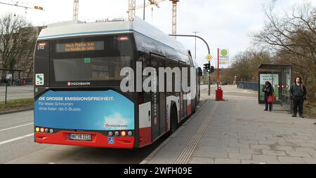 Ein Bus der Hamburger Hochbahn AG steht an der Haltestelle Rübenkamp. Am Freitag treten die Beschäftigen der Hamburger Hochbahn AG in einem Streik, sodass Busse und U-Bahnen des Unternehmens ganztägig ausfallen. Alsterdorf Hamburg *** Ein Bus der Hamburger Hochbahn AG steht am Freitag an der Haltestelle Rübenkamp, die Mitarbeiter der Hamburger Hochbahn AG streiken, so dass die Busse und U-Bahn des Unternehmens ganztägig ausfallen Stockfoto