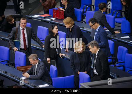 Holocaust-Gedenktag im Plenum des Deutschen Bundestages. L-R: Boris Pistorius SPD, Bundesminister der Verteidigung, Christian Lindner FDP, Bundesminister der Finanzen, Annalena Baerbock Buendnis 90/die Gruenen, Bundesaussenministerin, Lisa Paus, Bundesfamilienministerin, Steffi Lemke Buendnis 90/die Gruenen, Bundesministerin für Umwelt, Naturschutz, nukleare Sicherheit und Verbraucherschutz, Robert Habeck Buendnis 90/die Gruenen, Bundesminister, Klimaschutz, Bundesminister, Klimaschutz und Klimaschutz und Cem Oezdemir Buendnis 90/die Gruenen, Bundesminister für Landwirtschaft und Ernaehrung. Berlin, Stockfoto