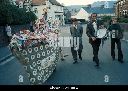 Englische traditionelle Volksmusik UK. Peter Creech spielt das Klavierakkordeon, Schlagzeuger Trevor Pope Sie spielen das Minehead Hobby Horse, Minehead Hobby Horse Tune. Der alte Mann neben dem Pferd ist Jimmy Date. Alex Creech war im Hobby Horse. Eine Familientradition, die viele Generationen zurückreicht. Dunster Hobby Horse. Warnung Eve, 30. April 1971. Dieses „Dunster Hobby Horse“ ist nicht das „Sailors Horse“ von Minehead. Minehead, Somerset, Großbritannien. HOMER SYKES AUS DEN 1970ER JAHREN Stockfoto