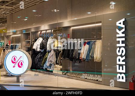 Die Glasvitrine des Bershka Stores im Einkaufszentrum. Kasachstan Almaty 27. Dezember 2023. Stockfoto