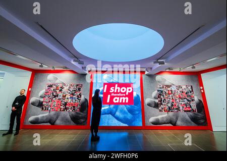 London, Großbritannien. Januar 31, 2024. Untitled (That the Way we do IT), 2011/2020, mit Untitled (I Shop also I am), 1987/2019 - Thinking of You. Ich meine mich. Ich meine dich. Eine Einzelausstellung mit aktuellen Werken der amerikanischen Künstlerin Barbara Kruger in der Serpentine Gallery. Sie ist bekannt für ihre Arbeit mit Bildern und Wörtern, die häufig aus den Sprachen der Werbung, des Grafikdesigns und der Zeitschriften stammt. Es ist ihre erste Solo-Show in London seit über 20 Jahren. Guy Bell/Alamy Live News Stockfoto