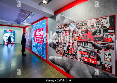 London, Großbritannien. Januar 31, 2024. Untitled (That the Way we do IT), 2011/2020, mit Untitled (I Shop also I am), 1987/2019 - Thinking of You. Ich meine mich. Ich meine dich. Eine Einzelausstellung mit aktuellen Werken der amerikanischen Künstlerin Barbara Kruger in der Serpentine Gallery. Sie ist bekannt für ihre Arbeit mit Bildern und Wörtern, die häufig aus den Sprachen der Werbung, des Grafikdesigns und der Zeitschriften stammt. Es ist ihre erste Solo-Show in London seit über 20 Jahren. Guy Bell/Alamy Live News Stockfoto