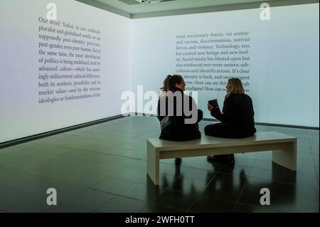 London, Großbritannien. Januar 31, 2024. Ich denke an dich. Ich meine mich. Ich meine dich. Eine Einzelausstellung mit aktuellen Werken der amerikanischen Künstlerin Barbara Kruger in der Serpentine Gallery. Sie ist bekannt für ihre Arbeit mit Bildern und Wörtern, die häufig aus den Sprachen der Werbung, des Grafikdesigns und der Zeitschriften stammt. Es ist ihre erste Solo-Show in London seit über 20 Jahren. Guy Bell/Alamy Live News Stockfoto