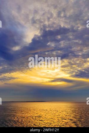 Sonnenuntergang über der Nordsee mit interessanter Wolkenbildung, Deutschland, Niedersachsen, Norderney Stockfoto