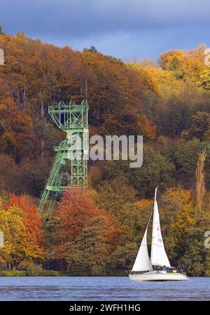 Segelboot im Herbst mit Kopfbedeckung des Kohlebergwerks Carl Funke, Baldeneysee, Deutschland, Nordrhein-Westfalen, Ruhrgebiet, Essen Stockfoto