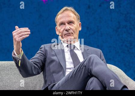 SPOBIS Conference 2024 Hans Joachim Watzke Geschäftsführer von Borussia Dortmund spricht während der Podiumsrunde auf dem Sportbusiness Kongress SPOBIS am 31.01.24 im CCH Congress Center Hamburg. Hamburg CCH Congress Center Hamburg Deutschland *** SPOBIS Conference 2024 Hans Joachim Watzke Geschäftsführer Borussia Dortmund spricht während der Podiumsdiskussion auf der SPOBIS Sports Business Conference am 31 01 24 im CCH Congress Center Hamburg CCH Congress Center Hamburg Hamburg Copyright: XThomasxHaeslerx Stockfoto