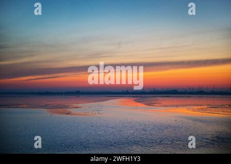 Morgendämmerung über der Nordsee mit Wattenmeer, Deutschland, Niedersachsen, Norderney Stockfoto