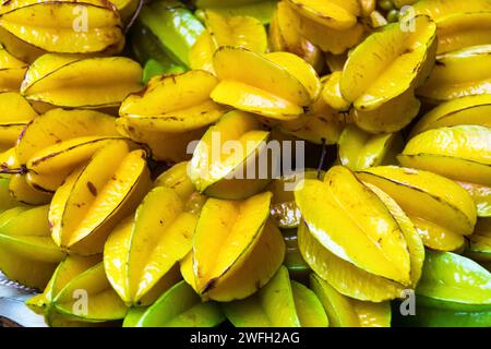 Sternfrüchte, Karambolenfrüchte, Bilimbi, Belimbing, chinesische Sternfrüchte, fünfeckige Früchte, Sternapfel (Averrhoa carambola), Früchte auf einem Markt, Madeira Stockfoto