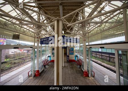 West Yorkshire, Großbritannien. Januar 31, 2024. Der verlassene Bahnhof Halifax, da viele Eisenbahnverbindungen im Norden Englands zum Stillstand gekommen sind, da Fahrer von Northern und TransPennine Express streiken. Fahrer, die Mitglieder der gewerkschaft Aslef sind, gehen am Mittwoch im Rahmen des lang andauernden Streits aus. Die union hat Laufgänge geplant, die täglich bis zum 5. Februar verschiedene Betreiber im ganzen Land betreffen werden. TransPennine Express (TPE) und Northern sagten, dass es am Mittwoch überhaupt keine Dienste geben würde. Quelle: Windmill Images/Alamy Live News Stockfoto