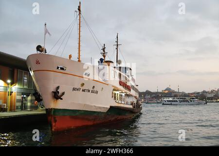 Istanbul, Türkei - 10. Dezember 2023: Die Fähre Sehit Metin Sulus liegt am neu gebauten Karakoy Pier im Goldenen Horn Stockfoto