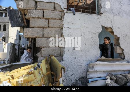 Rafah, Palästinensische Gebiete. Januar 31, 2024. Palästinenser inspizieren ihre beschädigten Häuser nach einem israelischen Luftangriff. Abed Rahim Khatib/dpa/Alamy Live News Stockfoto