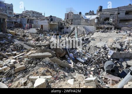 Rafah, Palästinensische Gebiete. Januar 31, 2024. Palästinensische Kinder inspizieren ihre beschädigten Häuser nach einem israelischen Luftangriff. Abed Rahim Khatib/dpa/Alamy Live News Stockfoto