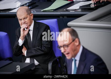 Berlin, Deutschland. Januar 31, 2024. Friedrich Merz (CDU), Bundesvorsitzender der CDU und Fraktionsvorsitzender der CDU/CSU, spricht gemeinsam mit Bundeskanzler Olaf Scholz (l, SPD) im Bundestag in der allgemeinen Debatte über den Haushalt von Bundeskanzler und Bundeskanzleramt. Quelle: Kay Nietfeld/dpa/Alamy Live News Stockfoto