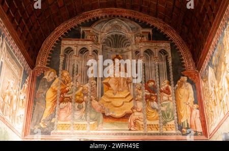 Imposantes religiöses Fresko schmückt das Kirchenschiff der mittelalterlichen Kirche in Italien Stockfoto
