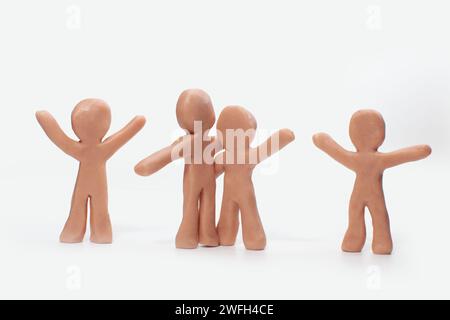 Tonfiguren, die sich gegenseitig halten Stockfoto