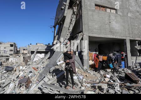 Rafah, Palästinensische Gebiete. Januar 31, 2024. Palästinenser inspizieren ihre beschädigten Häuser nach einem israelischen Luftangriff. Abed Rahim Khatib/dpa/Alamy Live News Stockfoto