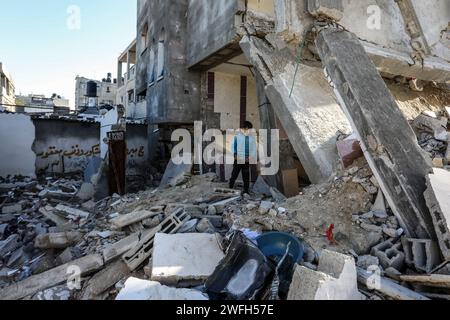 Rafah, Palästinensische Gebiete. Januar 31, 2024. Palästinenser inspizieren ihre beschädigten Häuser nach einem israelischen Luftangriff. Abed Rahim Khatib/dpa/Alamy Live News Stockfoto