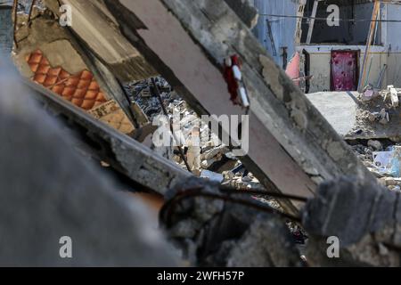 Rafah, Palästinensische Gebiete. Januar 31, 2024. Ein palästinensisches Kind inspiziert sein beschädigtes Haus nach einem israelischen Luftangriff. Abed Rahim Khatib/dpa/Alamy Live News Stockfoto