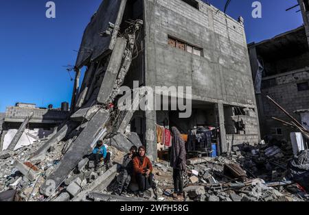 Rafah, Palästinensische Gebiete. Januar 31, 2024. Palästinenser inspizieren ihre beschädigten Häuser nach einem israelischen Luftangriff. Abed Rahim Khatib/dpa/Alamy Live News Stockfoto