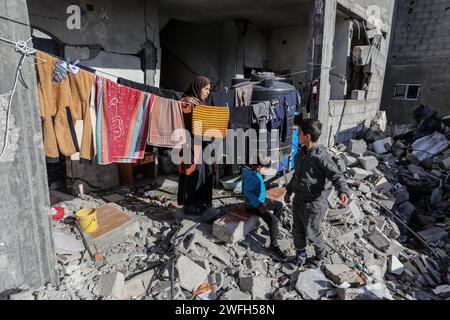 Rafah, Palästinensische Gebiete. Januar 31, 2024. Palästinenser inspizieren ihre beschädigten Häuser nach einem israelischen Luftangriff. Abed Rahim Khatib/dpa/Alamy Live News Stockfoto