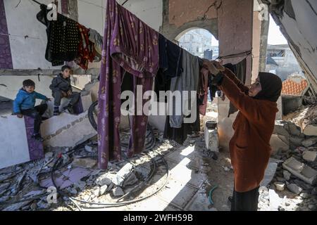 Rafah, Palästinensische Gebiete. Januar 31, 2024. Palästinenser inspizieren ihre beschädigten Häuser nach einem israelischen Luftangriff. Abed Rahim Khatib/dpa/Alamy Live News Stockfoto