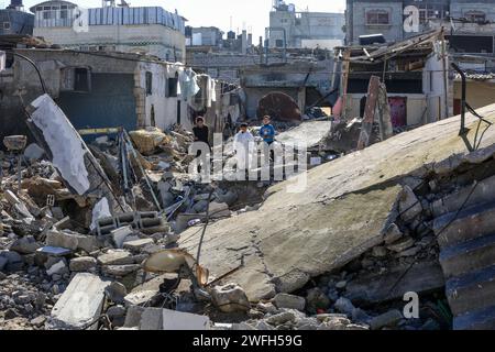 Rafah, Palästinensische Gebiete. Januar 31, 2024. Palästinenser inspizieren ihre beschädigten Häuser nach einem israelischen Luftangriff. Abed Rahim Khatib/dpa/Alamy Live News Stockfoto