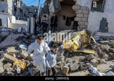 Rafah, Palästinensische Gebiete. Januar 31, 2024. Palästinenser inspizieren ihre beschädigten Häuser nach einem israelischen Luftangriff. Abed Rahim Khatib/dpa/Alamy Live News Stockfoto