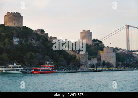 Istanbul, Türkei - 10. Dezember 2023: Festung Rumeli Hisari und die Fatih-Sultan-Mehmet-Brücke am Bosporus am Bosporus bei Sonnenuntergang Stockfoto