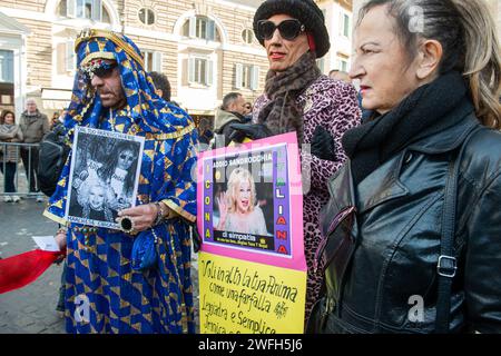 Roma, Italien. Januar 31, 2024. Foto Valentina Stefanelli/LaPresse 31 gennaio 2024 Roma, Italia - Cronaca - Funerali di Sandra Milo nella Chiesa degli Artisti a Piazza del Popolo. Nella foto: Alcuni Fan davanti il sagrato 31. Januar 2024 Rom, Italien - Nachrichten - Beerdigung von Sandra Milo in der Kirche der Künstler in Rom Credit: LaPresse/Alamy Live News Stockfoto