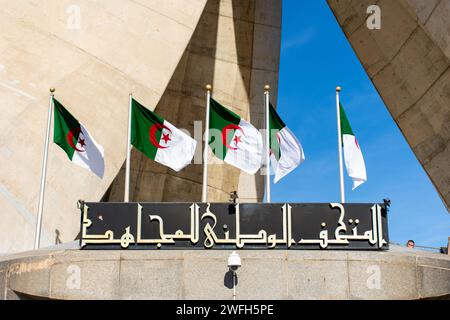 Der Eingang des algerischen Nationalmuseums von Moudjahid im Maqam Echahid-Denkmal. Stockfoto