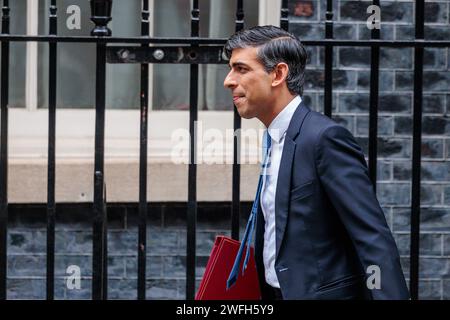 Downing Street, London, Großbritannien. 31. Januar 2024. Der britische Premierminister Rishi Sunak verlässt die Downing Street 10, um an der Fragestunde des Premierministers (PMQ) im Unterhaus teilzunehmen. Foto: Amanda Rose/Alamy Live News Stockfoto