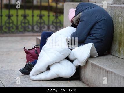 Aktenfoto vom 01/2020 von Obdachlosen, die auf dem Sockel der Reiterstatue Ferdinand Foch in Victoria, London schlafen. Die Zahl der in London erfassten Menschen, die rauh schlafen, hat einen Rekordhoch erreicht, wobei obdachlose Wohltätigkeitsorganisationen die Statistiken als „Katastrophe“, aber keine Überraschung einstufen. Ausgabedatum: Mittwoch, 31. Januar 2024. Stockfoto