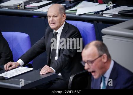 Berlin, Deutschland. Januar 31, 2024. Friedrich Merz (CDU), Bundesvorsitzender der CDU und Fraktionsvorsitzender der CDU/CSU, spricht gemeinsam mit Bundeskanzler Olaf Scholz (SPD) im Bundestag in der allgemeinen Debatte über den Haushalt von Bundeskanzler und Bundeskanzleramt. Quelle: Kay Nietfeld/dpa/Alamy Live News Stockfoto