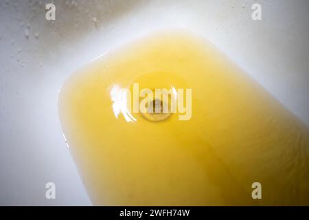 Schmutziges Leitungswasser in der Badewanne Stockfoto