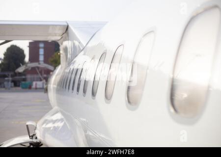 Großer Privatjet, der am Flughafen parkt Stockfoto