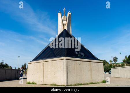 Flacher Blick auf das Maqam Echahid-Denkmal, das berühmte Wahrzeichen in Algerien, vor einem blauen Himmel. Stockfoto