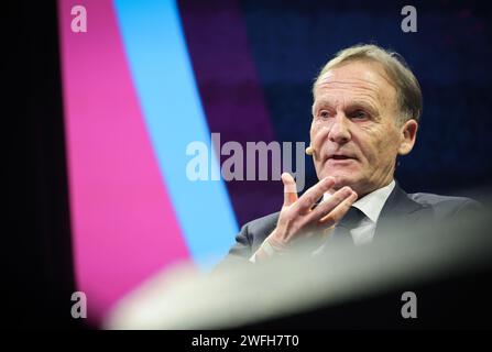 Hamburg, Deutschland. Januar 31, 2024. Hans-Joachim Watzke, Geschäftsführer von Borussia Dortmund und Vorsitzender des Aufsichtsrats der Deutschen Fußball-Liga (DFL), während einer Podiumsdiskussion auf der SPOBIS-Branchenkonferenz. Quelle: Christian Charisius/dpa/Alamy Live News Stockfoto