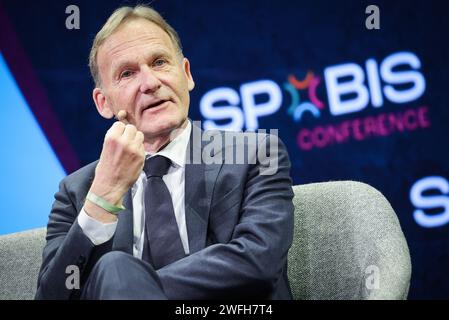 Hamburg, Deutschland. Januar 31, 2024. Hans-Joachim Watzke, Geschäftsführer von Borussia Dortmund und Vorsitzender des Aufsichtsrats der Deutschen Fußball-Liga (DFL), während einer Podiumsdiskussion auf der SPOBIS-Branchenkonferenz. Quelle: Christian Charisius/dpa/Alamy Live News Stockfoto