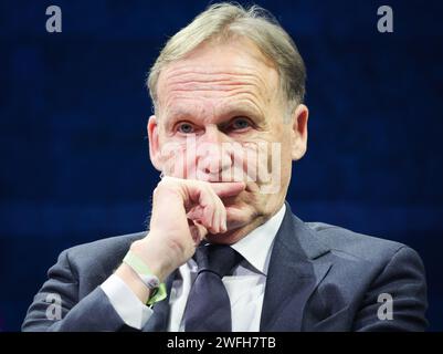 Hamburg, Deutschland. Januar 31, 2024. Hans-Joachim Watzke, Geschäftsführer von Borussia Dortmund und Vorsitzender des Aufsichtsrats der Deutschen Fußball-Liga (DFL), während einer Podiumsdiskussion auf der SPOBIS-Branchenkonferenz. Quelle: Christian Charisius/dpa/Alamy Live News Stockfoto