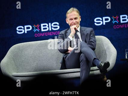 Hamburg, Deutschland. Januar 31, 2024. Hans-Joachim Watzke, Geschäftsführer von Borussia Dortmund und Vorsitzender des Aufsichtsrats der Deutschen Fußball-Liga (DFL), während einer Podiumsdiskussion auf der SPOBIS-Branchenkonferenz. Quelle: Christian Charisius/dpa/Alamy Live News Stockfoto