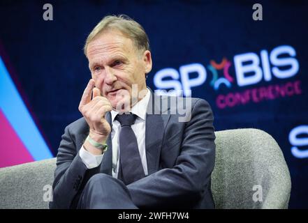 Hamburg, Deutschland. Januar 31, 2024. Hans-Joachim Watzke, Geschäftsführer von Borussia Dortmund und Vorsitzender des Aufsichtsrats der Deutschen Fußball-Liga (DFL), während einer Podiumsdiskussion auf der SPOBIS-Branchenkonferenz. Quelle: Christian Charisius/dpa/Alamy Live News Stockfoto