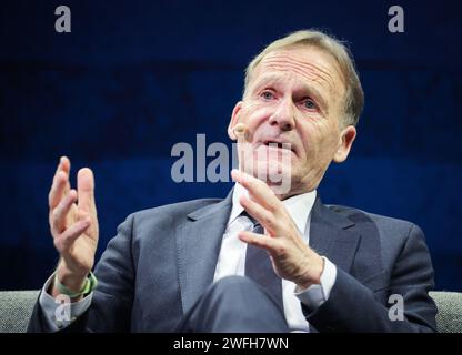 Hamburg, Deutschland. Januar 31, 2024. Hans-Joachim Watzke, Geschäftsführer von Borussia Dortmund und Vorsitzender des Aufsichtsrats der Deutschen Fußball-Liga (DFL), während einer Podiumsdiskussion auf der SPOBIS-Branchenkonferenz. Quelle: Christian Charisius/dpa/Alamy Live News Stockfoto