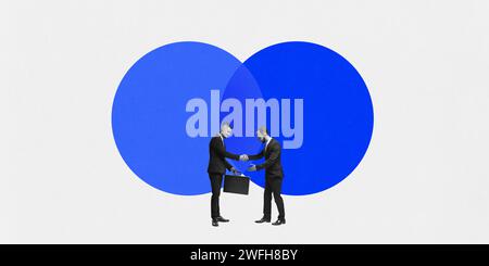 Poster. Zeitgenössische Kunstcollage. Zwei Geschäftsleute schütteln vor sich überschneidenden blauen Kreisen die Hand und symbolisieren Fusion oder Partnerschaft. Stockfoto